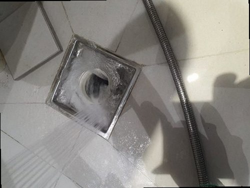 부여군 규암면 하수구막힘 배수구 주변 상태와 물 흐름을 확인하는 현장 점검 모습
