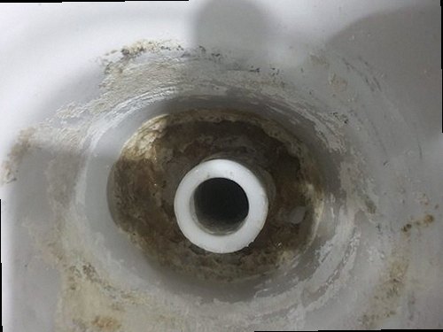부여군 양화면 하수구막힘 배수구 주변의 물 고임과 오염 상태를 확인하는 모습
